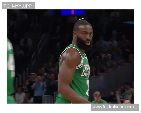 杰伦布朗首节表现惊艳全场5投全中砍下13分2助助力球队进攻