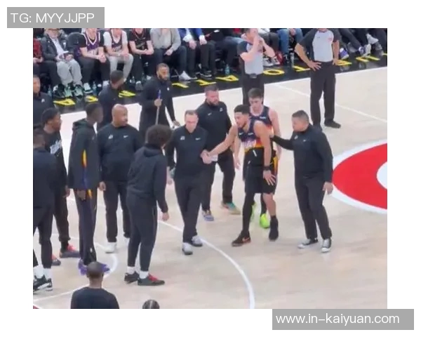 布克右脚踝重伤被队友搀扶回更衣室球队面临严峻考验 布克右脚踝重伤被队友搀扶回更衣室球队面临严峻考验