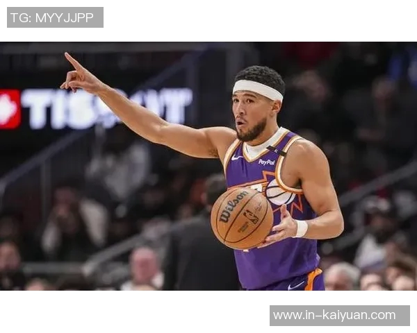 布克第三节发力砍下12分助队逆转全场贡献18分5助攻5抢断表现抢眼